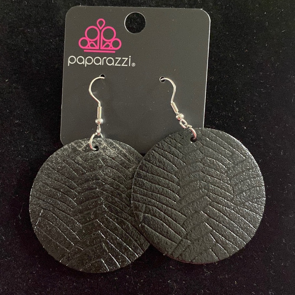 NWT Black Round Earrings - Picture 4 of 4